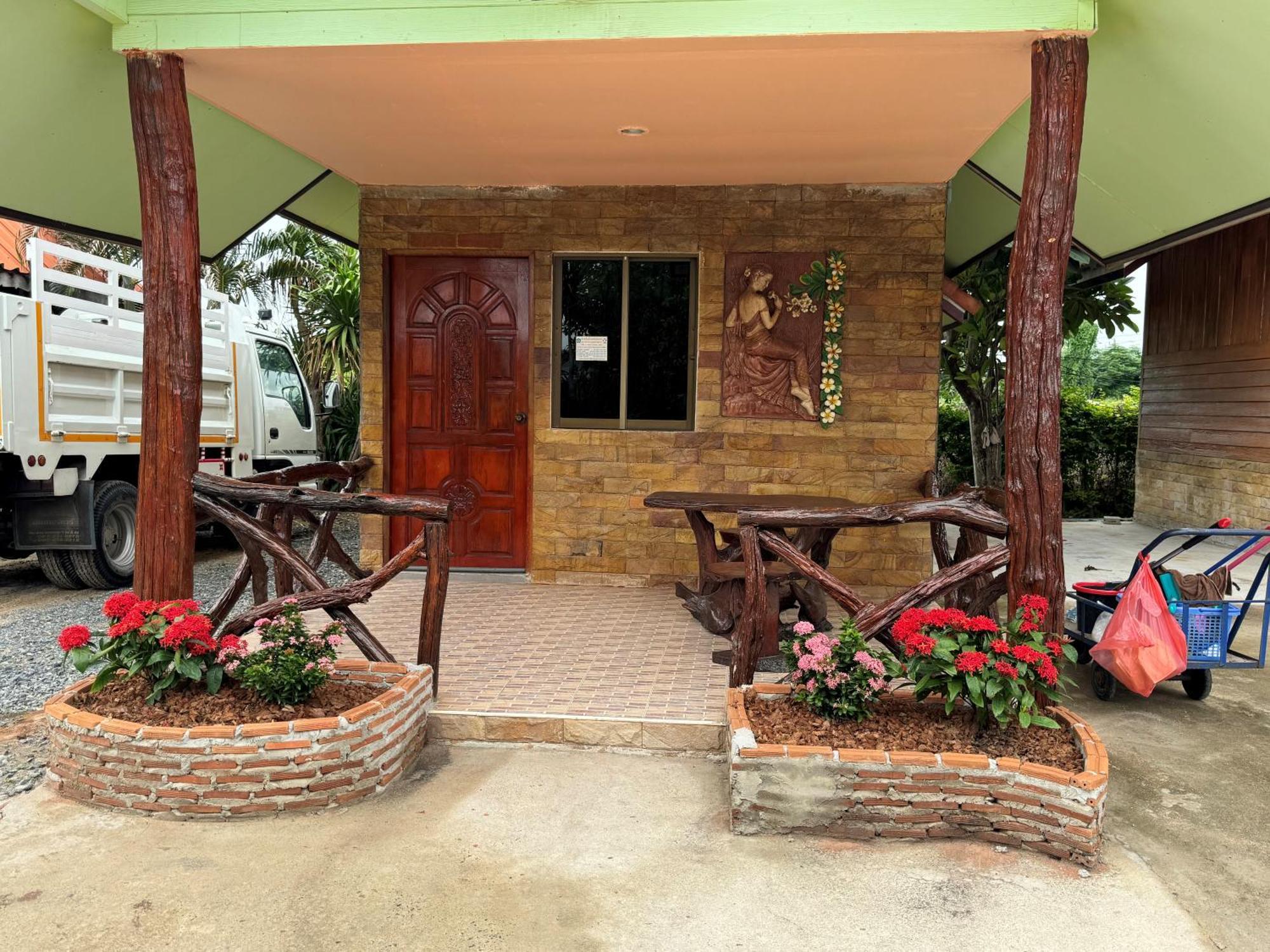Busby Resort Ban Ta Phraya Exterior foto