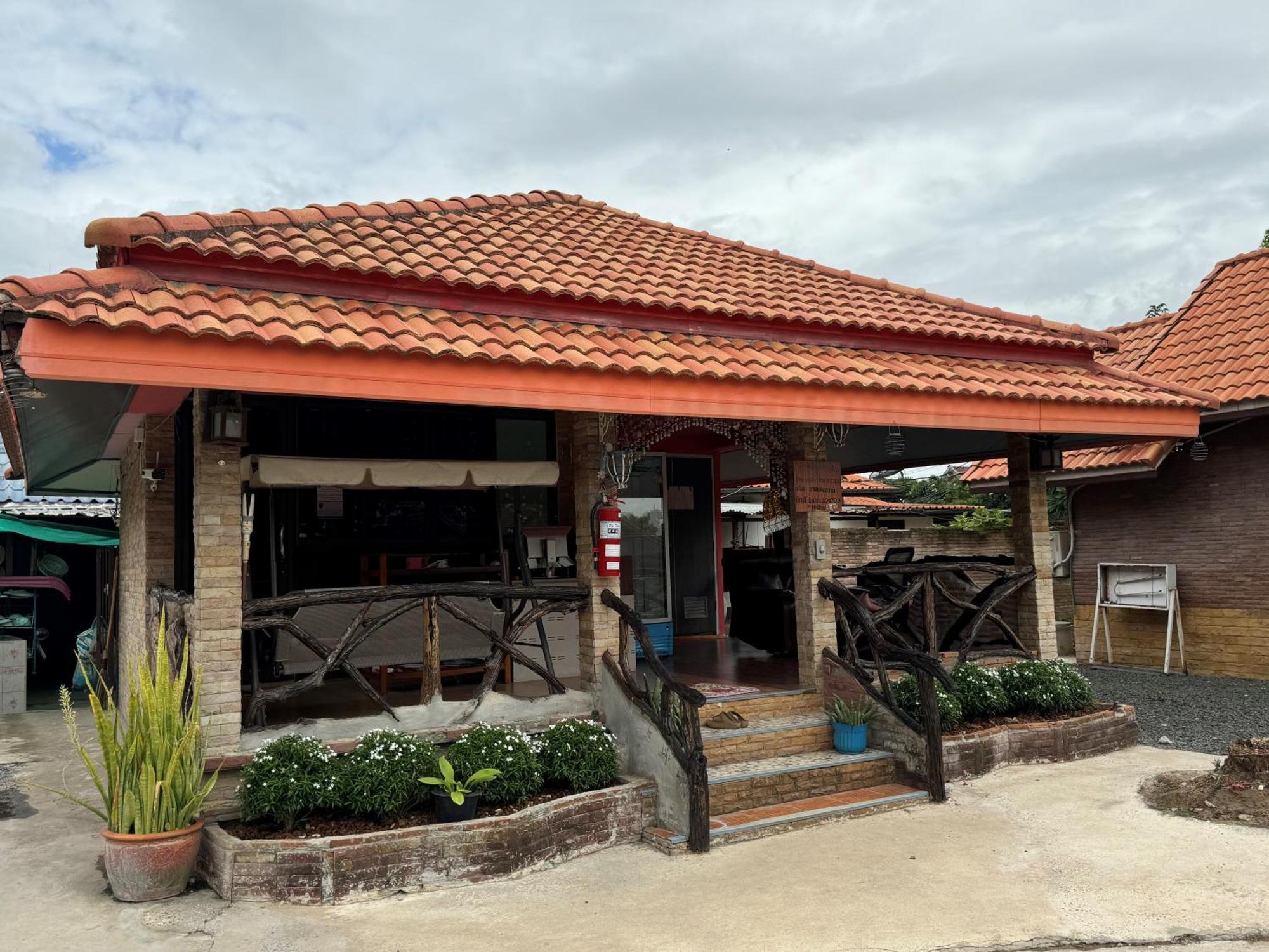 Busby Resort Ban Ta Phraya Exterior foto