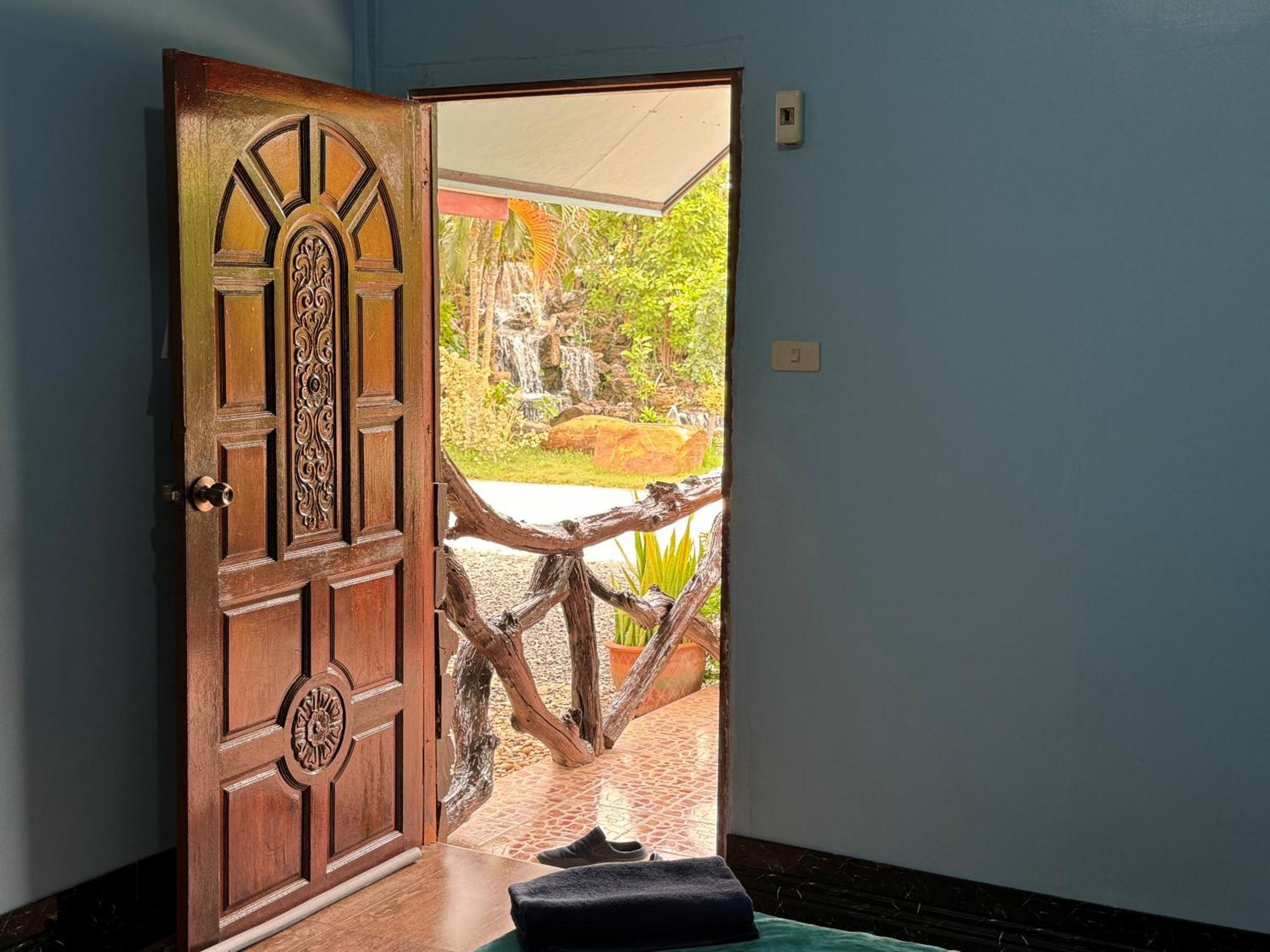Busby Resort Ban Ta Phraya Exterior foto