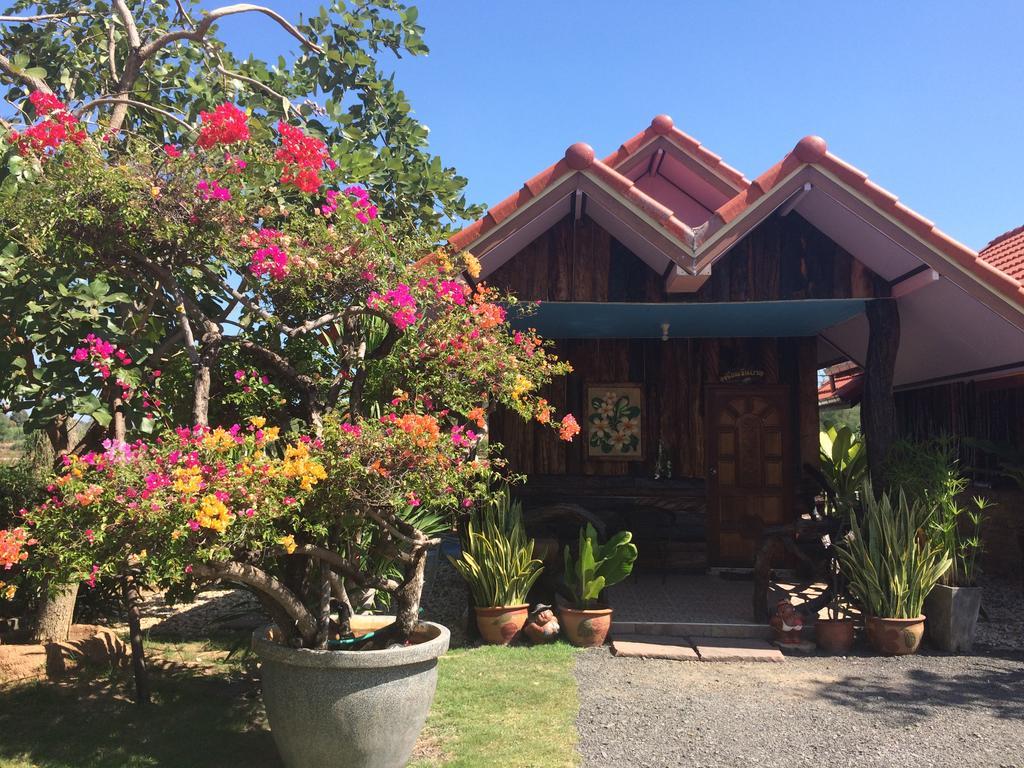 Busby Resort Ban Ta Phraya Exterior foto